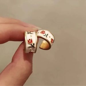 Enamel & gold floral hoops ✨🌷